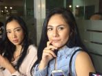 wulan-guritno-bersama-temannya-renny-sutiyoso-usai-menjenguk-julia-perez_20170424_204636.jpg