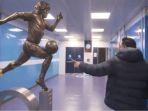 xavi-hernandez-lihat-patung-maradona-di-stadion-napoli-begini-katanya.jpg