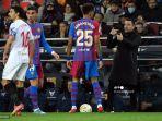 xavi-kanan-berbicara-dengan-gelandang-barcelona-dari-gabon-pierre-emerick-aubameyang.jpg