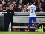 xavi-saat-memberikan-instruksi-kepada-lamine-yamal.jpg