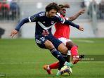 yacine-adli-kiri-berebut-bola-dengan-pemain-tengah-reim-dari-belanda-azor.jpg