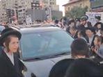yahudi-ultra-ortodoks-mengepung-pengendara-mobil-8768.jpg