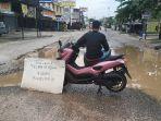 yamaha-nmax-diparkir-tengah-jalan-sindir-pemerintah-jalan-berlubang-warna-pink.jpg