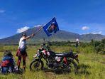 yanni-krishnayanni-dengan-latar-belakang-gunung-rinjani.jpg