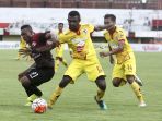 yanto-basna-hadang-laju-pemain-barito-putera_20170214_123006.jpg