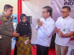 Menaker Yassierli Pantau Langsung Penyaluran BSU di Kota Makassar