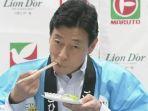 yasutoshi-nishimura-sedang-mencicipi-makanan-laut-nih3.jpg