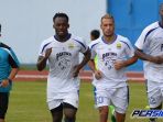 yaya-sunarya-michael-essien-raphael-maitimo-carlton-cole_20170405_105946.jpg