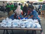yayasan-menemani-membantu-warga-memberi-paket-makan-siang-gratis_20200826_172149.jpg