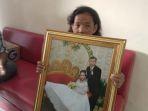 yayu-asisten-rumah-tangga-saat-menunjukan-foto-majikannya.jpg