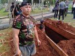 yazid-ansori-gali-makam-ani-yudhoyono.jpg