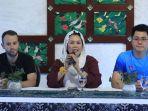 yenny-wahid-tengah-dalam-konferensi-pers.jpg
