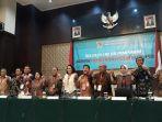 yenti-garnasih-saat-memberikan-keterangan.jpg