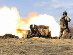 yevgeny-ponomarevtass-pasukan-rusia-menembakkan-howitzer.jpg
