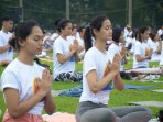 yoga-massal-di-surabaya-peringati-hari-yoga-internasional_20160622_014705.jpg