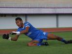 yogi-triana-kiper-persita-tangerang-saat-berlatih-di-stadion-sport-center-tangerang.jpg