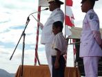 yohanes-andigala-alias-johny-gala-berdiri-tanpa-alas-kaki-di-samping-w_20180817_201330.jpg