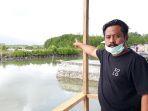 yohanes-supriyanto-menunjukkan-atap-hanggar-lokasi-onservasi-wni-dari-wuhan.jpg