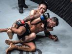 yoshitaka-naito-juara-dunia-kelas-jerami-one-usai-raih-kemenangan-angka-tipis-dari-alex-silva_20180513_174331.jpg