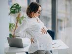 young-pregnant-business-woman-of-20210303044151.jpg