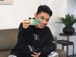 youtube-milenial-fiki-naki-menunjukkan-kartu-debit-bni-emerald-1.jpg
