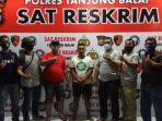 yudha-raditya-alias-yuda-tengah-tangan-terborgol-usai-tertangkap-tim-tekab-sat.jpg