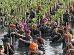 yudo-margono-tinjau-gladi-bersih-penanaman-mangrove_1.jpg