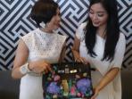 yulie-nasution-grillon-dan-dara-setyohadi-memegang-karya-tas-hermes-birkin-yang-dilukisnya_20160318_204932.jpg