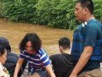 yuni-shara-terlihat-sedang-dievakuasi-5.jpg