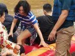 yuni-shara-terlihat-sedang-dievakuasi-dengan-perahu-karet.jpg