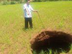 yuono-saat-menunjukkan-sinkhole-1.jpg