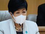 yuriko-koike-saat-mengumumkan-subsidi.jpg