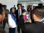 yusril-ihza-mahendra-berfoto-dengan-undangan-pelantikan-kepala-daerah_20160218_074033.jpg