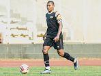 yustinus-pae-bek-kanan-dewa-united-fc.jpg