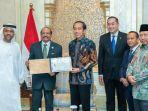 yusuff-ali-ma-sebagai-pimpinan-lulu-group-menerima-prima-duta-award.jpg