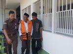 za-70-saat-dikawal-oleh-petugas-kejaksaan.jpg