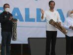 zainudin-amali-mendampingi-presiden-joko-widodo-dalam-peluncuran-papua-football.jpg