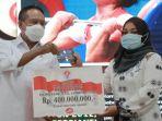 zainudin-amali-saat-memberikan-bonus-sebesar-rp-400-juta.jpg