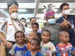 zainudin-amali-sempat-berfoto-dengan-anak-anak-di-pasar-mama-mama-papua.jpg