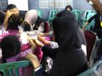 zakiah-saat-mendatangi-pos-dvi-polda-babel-memberikan-data-dan-ciri-ciri-suaminya_20181030_074044.jpg