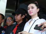 zaskia-gotik-bersama-lsm-kpk-datangi-polda-metro-cabut-tuntutan_20160327_182955.jpg