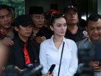 zaskia-gotik-bersama-lsm-kpk-datangi-polda-metro-cabut-tuntutan_20160327_183231.jpg