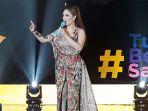 zaskia-gotik-di-malam-puncak-festival-kreatif-lokal-2021.jpg