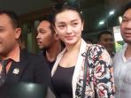 zaskia-gotik-usai-menjalani-penyelidikan_20160330_191720.jpg