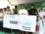 zaskia-sungkar-wakafkan-500-exemplar-al-quran-emas_20160113_082439.jpg