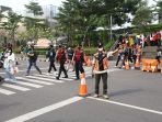 zebra-cross-dukuh-atas-dijaga-petugas_20220727_191630.jpg