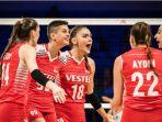 zehra-gunes-nomor-18-tengah-bersama-pemain-timnas-voli-putri-turki.jpg