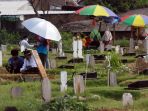 ziarah-ke-makam-blok-covid-19-di-tpu-tegal-alur_20210412_203903.jpg
