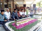 ziarah-ke-makam-gus-dur-di-tebuireng_20180701_142740.jpg