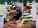 ziarah-kubur-di-makam-korban-covid-19-pondok-ranggon_20200524_205341.jpg